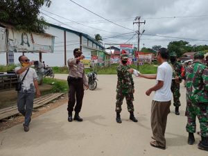Polsek Kayan HIlir Bagikan Masker Pada Warga