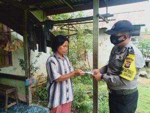 Bhabinkamtibmas Bagikan Masker Guna Cegah Penyebaran Virus Covid-19