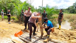 Perduli Kepada Warga, Kapolsek Ketungau Hulu dan TNI Bantu Warga Perbaiki Jalan