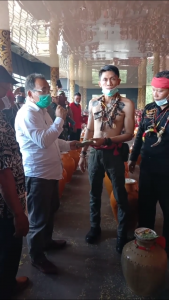 Terry Ibrahim Serahkan Adat Kepada TBBR