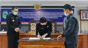 Pemkab dan DPRD Sintang Sahkan APBD 2021