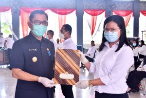 Pjs Bupati Sintang Serahkan SK CPNS Formasi 2019