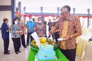 Ultah ke-61, Bupati Sintang Dapat Kejutan Kue dari Sekda
