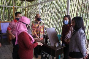 Sekda Sintang Harapkan Para Pengrajin Tenun Ikat Mampu Menghasilkan Produk Turunan