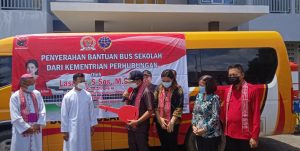 Lasarus Berikan Bantuan Bus Sekolah Untuk Seminari Menyurai