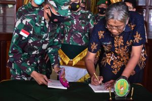 Bupati Launching Buku “Mutiara Bumi Senentang”