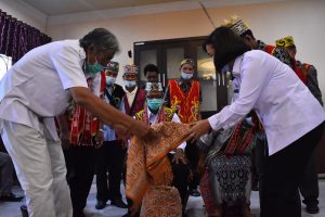 Wabup Sintang Diberi Gelar “Petinggi Muda Mangku Jaga Negeri” oleh Sub Suku Dayak Seberuang