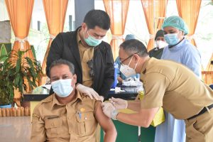 Asisten Ekbang Sintang Terima Vaksin Covid-19 Dosis Pertama