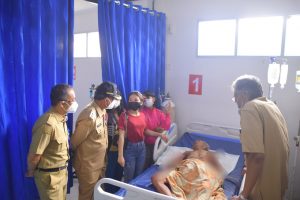 Bupati dan Wabup Sintang Besuk Korban Kebakaran di RSUD Ade M. Djoen Sintang