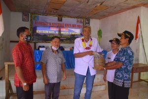 Bupati Sintang Serahkan SK MHA Kepada Masyarakat Desa Riam Batu