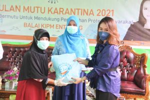 Warga Menyumbung Tengah Dapatkan Bantuan 500 Paket Ikan Beku