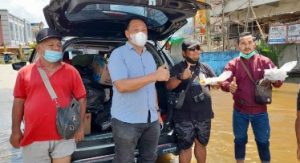 Lim Hie Soen Bagikan Nasi Kotak di Sungai Durian