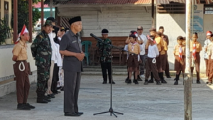 Mengenang Jasa Pahlawan: Upacara Hari Pahlawan di SDN 2 Sintang Dipimpin oleh Senen Maryono