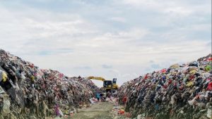 Sinergi DLH Sintang dan Manggala Agni: Upaya Bersama di TPA Nenak Lestari untuk Mitigasi Sampah