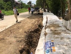 DPU Sintang Kritik Penempatan Geobag di Tepi Sungai Ladang