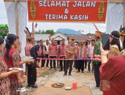 Tegaskan Komitmen Budaya, Ketua Komisi D DPRD Sintang Buka Gawai Sub Suku Dayak Desa di Mangat Baru