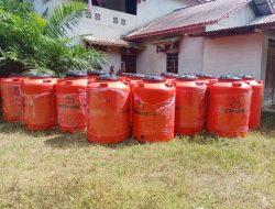 Hikman Sudirman Serahkan Tong Air ke Warga Kayan Hilir, Bukti Komitmen terhadap Kebutuhan Dasar Masyarakat