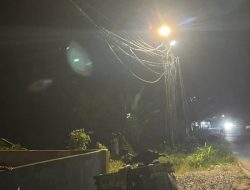 DLH Sintang Pasang Lampu Sorot di TPS, Tingkatkan Kenyamanan Saat Buang Sampah di Malam Hari